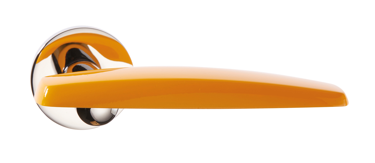 La maniglia Seppia di Frascio, design BCF Design 2023, ha forma arrotondata della presa e si ispira a un osso di seppia. È disponibile verniciata in 8 colori e con finitura PVD in 2 tinte. Prezzo della coppia a partire da 113 euro. www.frascio.it