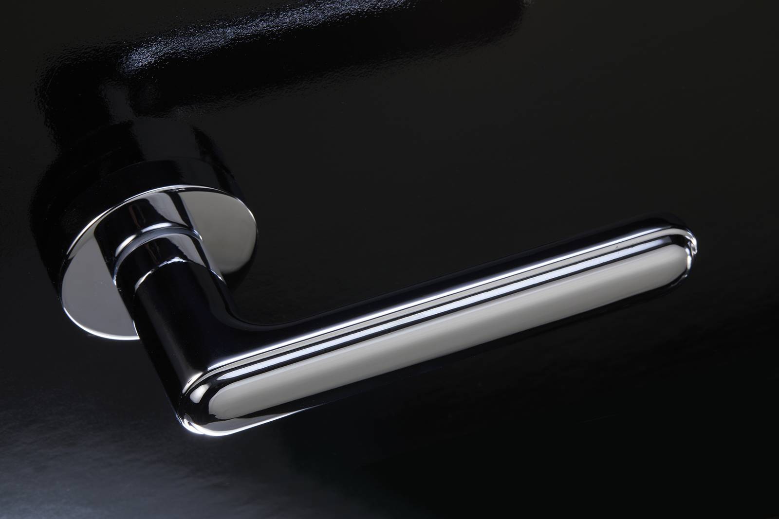 La maniglia cromo lucido Decima di Frascio, disponibile anche in diverse altre finiture, ha una linea moderna ed elegante. Il frontale dal morbido volume ergonomico rende confortevole l’impugnatura. Prezzo della versione nell’immagine, che misura 13,5 x P 6 x H 3 cm, con finitura cromo lucido, 96 euro. www.frascio.it