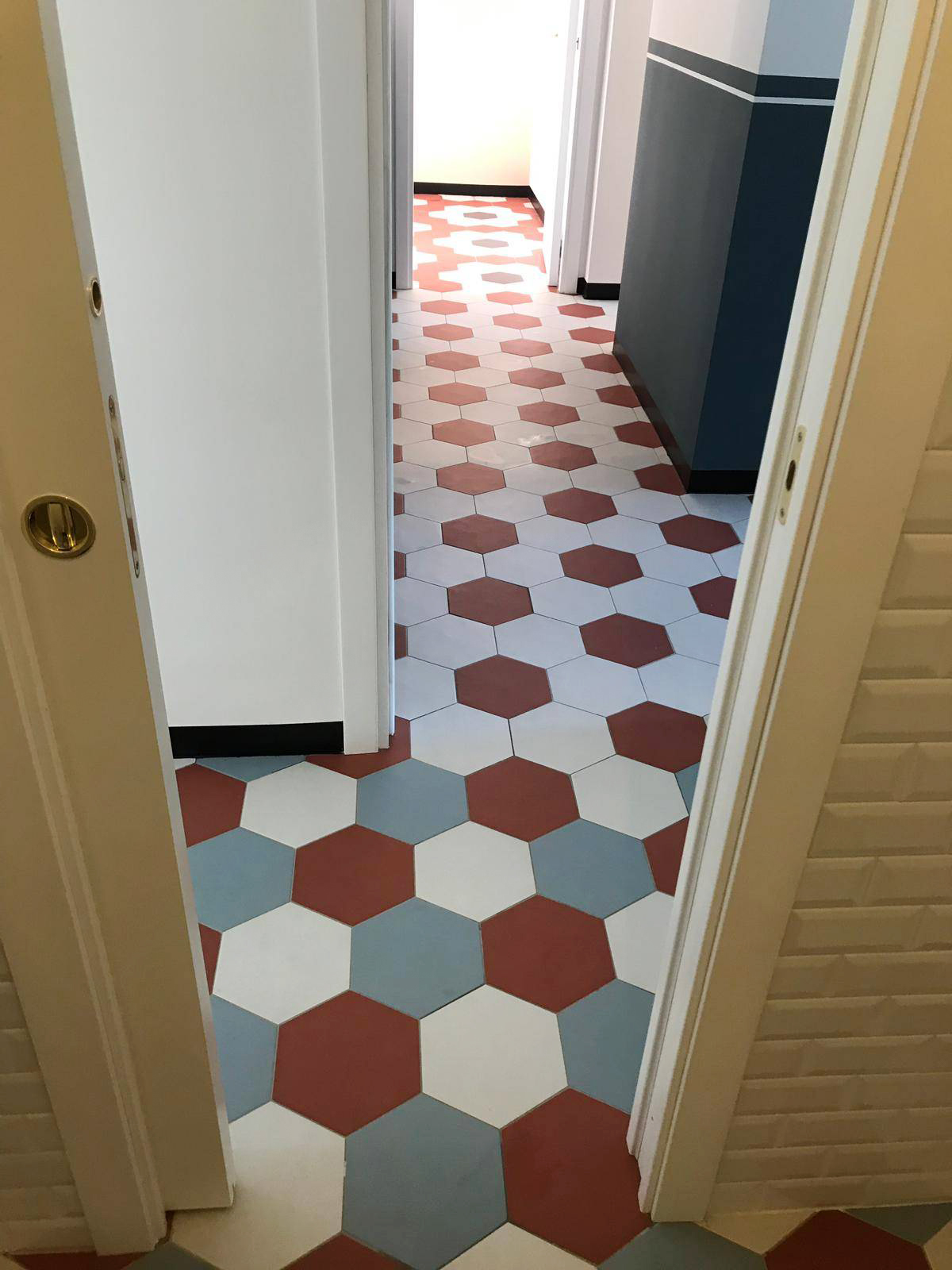 mix di pavimenti corridoio