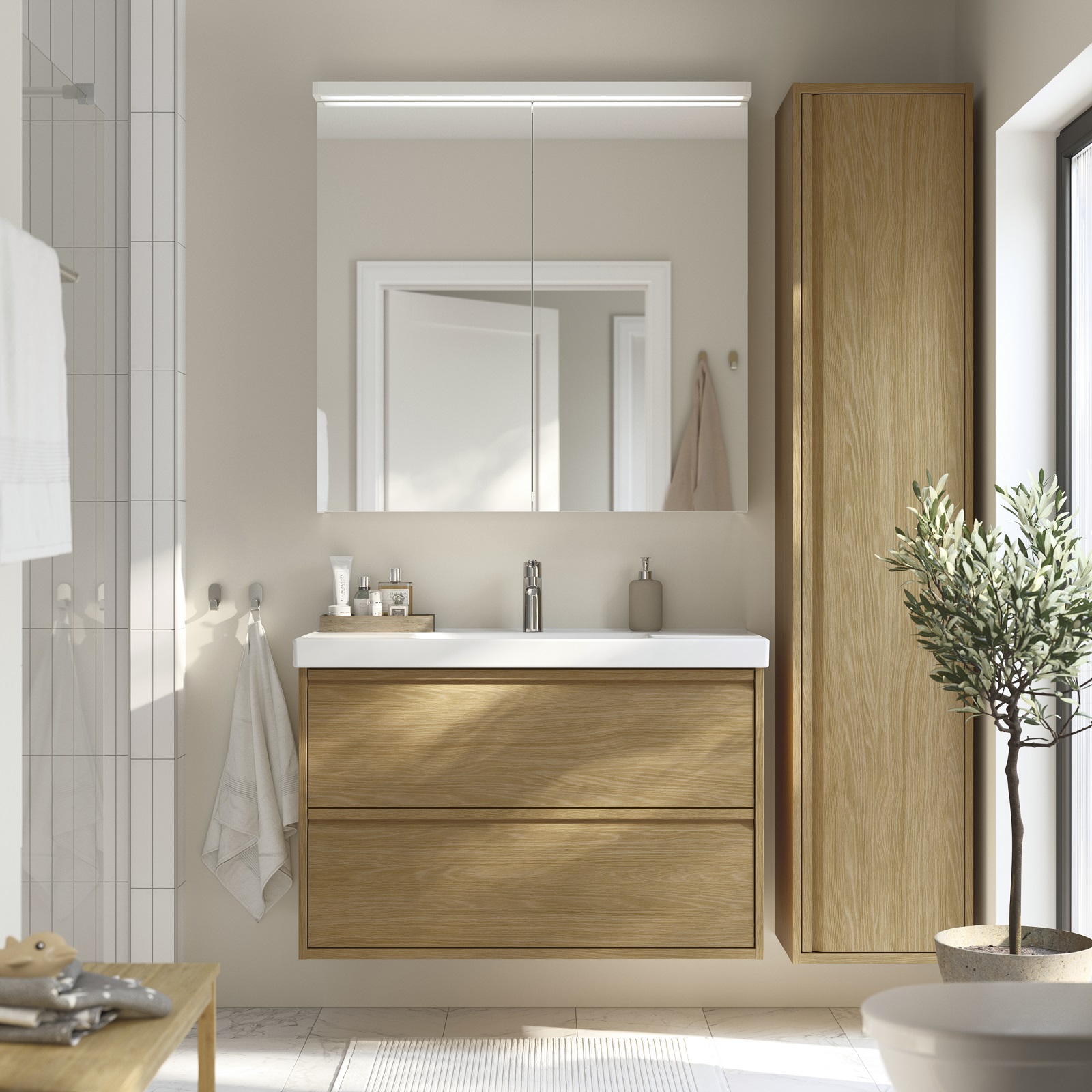 Si distingue per lo stile moderno e minimalista il mobile lavabo della serie ÄNGSJÖN di Ikea. La combinazione in foto, effetto rovere, comprende due ampi cassetti e un lavabo integrato. Misura L 102 x P 49 x H 69 cm. Prezzo 369 euro. www.ikea.com Si distingue per lo stile moderno e minimalista il mobile lavabo della serie ÄNGSJÖN di Ikea. La combinazione in foto, effetto rovere, comprende due ampi cassetti e un lavabo integrato. Misura L 102 x P 49 x H 69 cm. Prezzo 369 euro. www.ikea.com