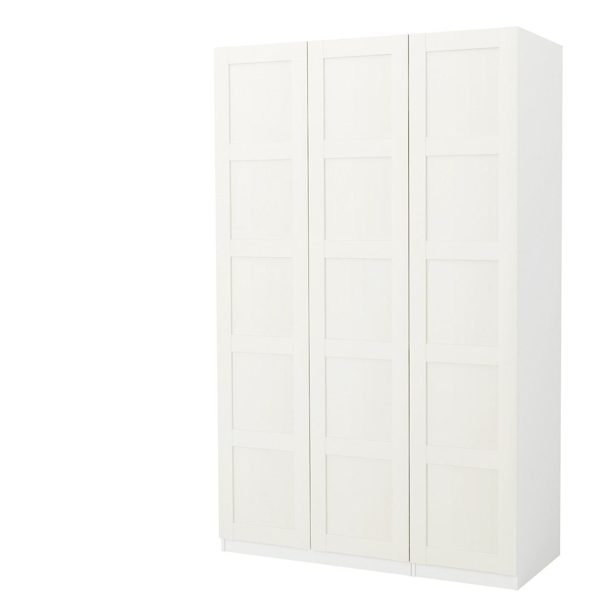 Pax/Bergsbo è una soluzione di colore bianco che si può facilmente organizzare per quanto riguarda gli spazi interni grazie ad una serie di accessori. Misure 150 x 60 x 236 cm. Prezzo 415 euro.