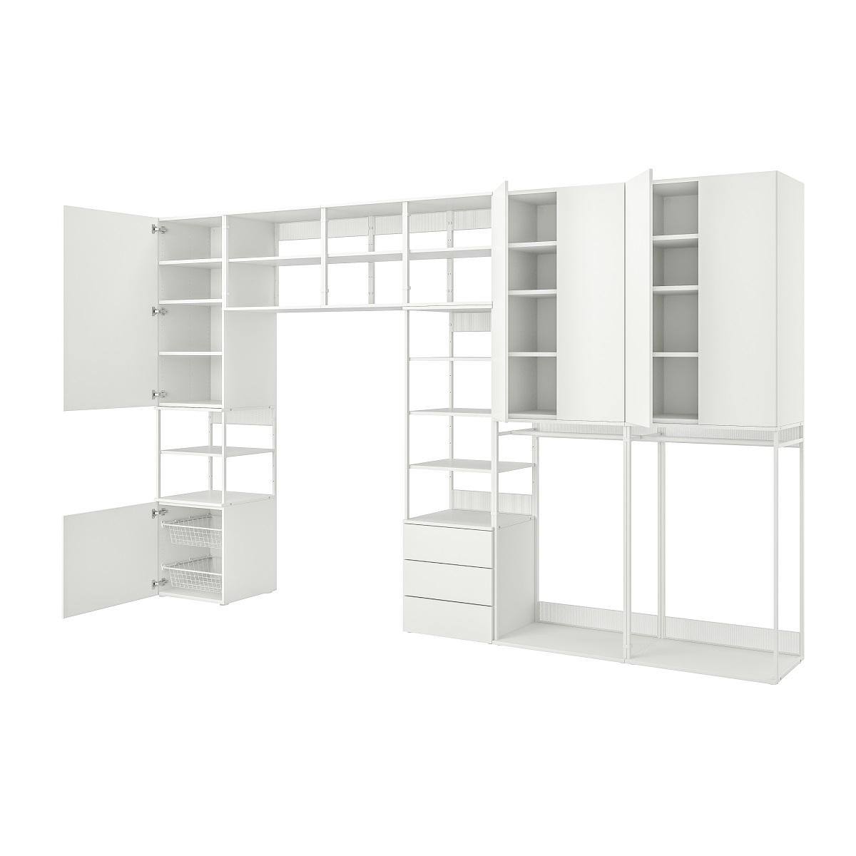 Le combinazioni Platsa consentono di sfruttare in maniera intelligente anche gli spazi più difficili, ottimizzando ogni centimetro. Gli elementi modulari si possono infatti combinare sia in altezza sia in larghezza, permettendo di arredare un'intera parete, ma anche un sotto soffitto spiovente o uno spazio intorno ad una finestra. Le strutture si fissano in maniera semplice grazie a clip incluse, senza bisogno di attrezzi. La combinazione con 6 ante e 3 cassetti misura 420x42x241 cm. Prezzo 927 euro.