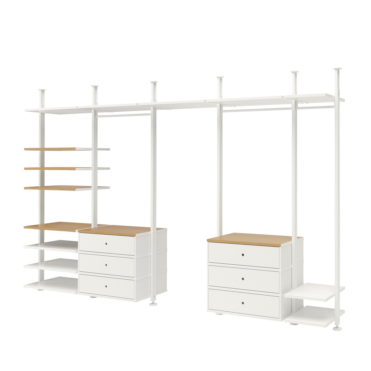 Il sistema per guardaroba modulare Elvarli è leggero, resistente e versatile: si può infatti scegliere come combinare diversi elementi per ottenere un mobile a giorno o un guardaroba personalizzato. Si possono includere ripiani, cassetti con ammortizzatori integrati e bastoni appendiabiti regolabili, oltre a ripiani inclinati che possono essere usati per riporre le scarpe. La struttura è in bambù e alluminio bianco. Misure 385x51x222-350 cm. Prezzo 1.240 euro.