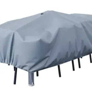 Il Telo di copertura per set tavolo e sedie da giardino di Naterial è realizzato in poliestere, include una pratica borsa utile a riporre il telo quando non in uso. L'imballaggio è ottimizzato per ridurre al minimo l'impatto sull'ambiente. Ideale per una protezione ottimale durante lunghi periodi di non utilizzo o temporali improvvisi. Impermeabile e resistente, protegge i mobili da giardino dalle intemperie e dai raggi UV del sole. Inoltre, grazie ai suoi due aeratori, la copertura permette la circolazione dell'aria e previene la formazione di condensa, al fine di limitare lo sviluppo di batteri e muffe. Facile da fissare e da pulire. Dimensioni L 250 x P 130 x H 60 cm. https://www.leroymerlin.it Il Telo di copertura per set tavolo e sedie da giardino di Naterial è realizzato in poliestere, include una pratica borsa utile a riporre il telo quando non in uso. L'imballaggio è ottimizzato per ridurre al minimo l'impatto sull'ambiente. Ideale per una protezione ottimale durante lunghi periodi di non utilizzo o temporali improvvisi. Impermeabile e resistente, protegge i mobili da giardino dalle intemperie e dai raggi UV del sole. Inoltre, grazie ai suoi due aeratori, la copertura permette la circolazione dell'aria e previene la formazione di condensa, al fine di limitare lo sviluppo di batteri e muffe. Facile da fissare e da pulire. Dimensioni L 250 x P 130 x H 60 cm. https://www.leroymerlin.it