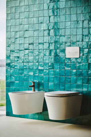 Atelier Collections, sanitari filo parete e miscelatore La Dolce Vita®