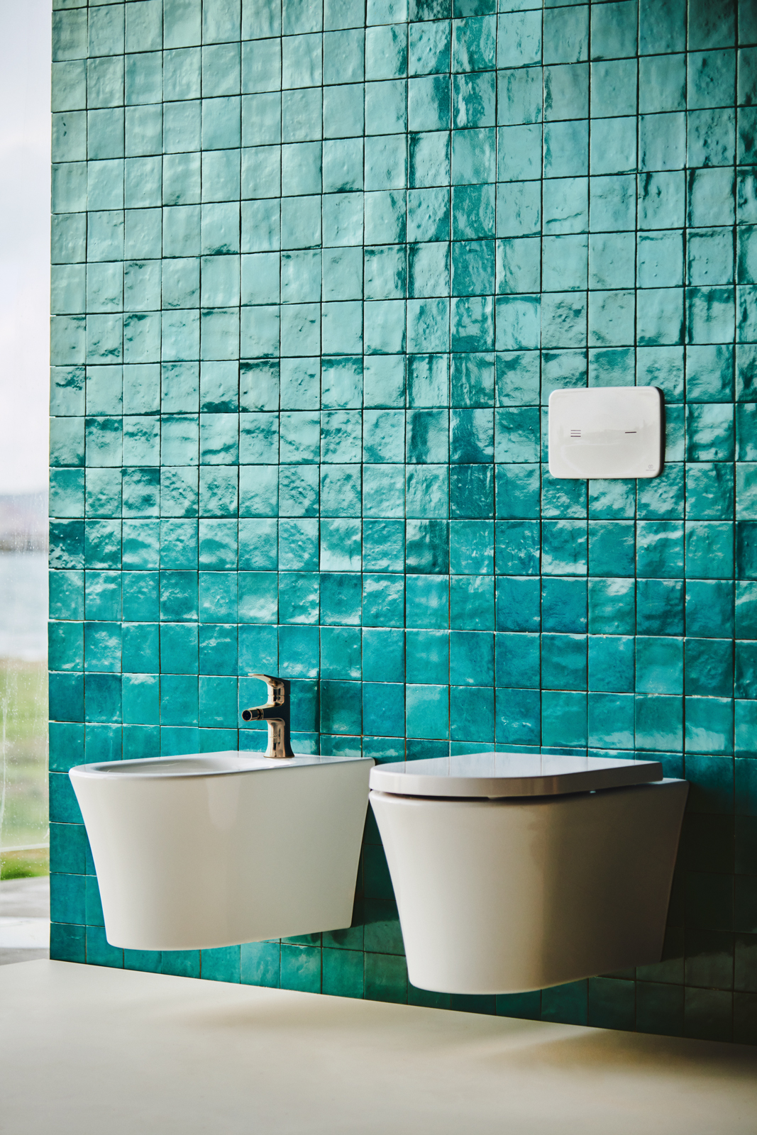 Atelier Collections, sanitari filo parete e miscelatore La Dolce Vita®