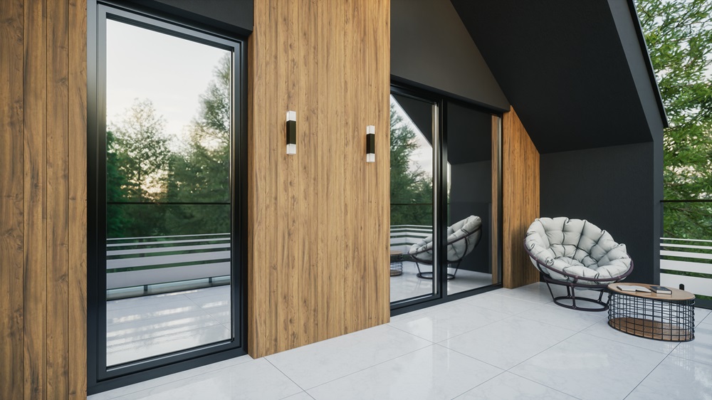 Le finestre e pertefinestre Iglo Energy Alucover di Drutex hanno profili realizzati in pvc a 7 camere, con rivestimento esterno protettivo in alluminio. Ha tre guarnizioni in materiale flessibile EPDM, fermavetro squadrato e trasmittanza termica Uw fino a 0,76 W/m²K. Per la sicurezza ha 4 riscontri antieffrazione. Diverse le finiture, anche colorate o ad effetto legno. www.drutex.it Le finestre e pertefinestre Iglo Energy Alucover di Drutex hanno profili realizzati in pvc a 7 camere, con rivestimento esterno protettivo in alluminio. Ha tre guarnizioni in materiale flessibile EPDM, fermavetro squadrato e trasmittanza termica Uw fino a 0,76 W/m²K. Per la sicurezza ha 4 riscontri antieffrazione. Diverse le finiture, anche colorate o ad effetto legno. www.drutex.it