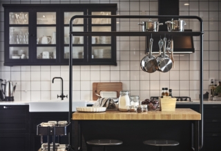 La struttura a strati del piano di lavoro dell'isola per cucina Vadholma rende il piano più stabile, meno soggetto all'umidità e meno incline a curvarsi o a fendersi rispetto al legno massiccio. Le sue venature e l'aspetto dei bordi gli conferiscono un aspetto rustico adatto soprattutto per le cucine di stile tradizionale. Misure 126 x 79 x 90 cm. Prezzo 499 euro. La struttura a strati del piano di lavoro dell'isola per cucina Vadholma rende il piano più stabile, meno soggetto all'umidità e meno incline a curvarsi o a fendersi rispetto al legno massiccio. Le sue venature e l'aspetto dei bordi gli conferiscono un aspetto rustico adatto soprattutto per le cucine di stile tradizionale. Misure 126 x 79 x 90 cm. Prezzo 499 euro.