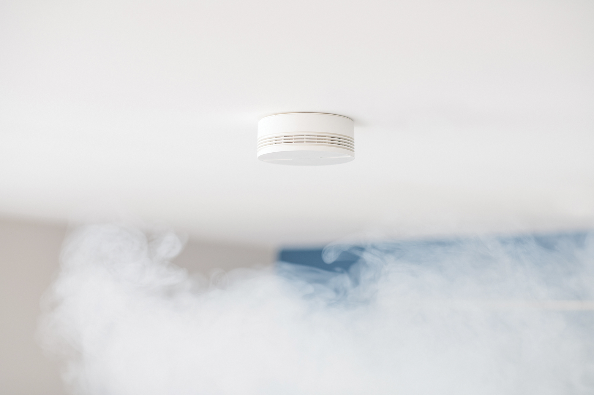 Il Rilevatore di Fumo Intelligente di Netatmo è un rilevatore fotoelettrico (ottico) di fumo che migliora la sicurezza della casa. Quando scoppia un incendio e il rilevatore si attiva, il Rilevatore di Fumo Intelligente Netatmo invia notifiche in tempo reale direttamente sullo smartphone e su quello dei propri familiari. In tal modo, è possibile intervenire anche quando non si è in casa. Inoltre, non occorre più sostituire continuamente le pile grazie alla batteria che, con un’autonomia di 10 anni, copre tutta la durata di vita del prodotto. Trascorsi i 10 anni, si raccomanda infatti di sostituire ciascuno dei rilevatori di fumo autonomi con avviso sonoro. Prezzo 99,99 euro. https://www.netatmo.com Il Rilevatore di Fumo Intelligente di Netatmo è un rilevatore fotoelettrico (ottico) di fumo che migliora la sicurezza della casa. Quando scoppia un incendio e il rilevatore si attiva, il Rilevatore di Fumo Intelligente Netatmo invia notifiche in tempo reale direttamente sullo smartphone e su quello dei propri familiari. In tal modo, è possibile intervenire anche quando non si è in casa. Inoltre, non occorre più sostituire continuamente le pile grazie alla batteria che, con un’autonomia di 10 anni, copre tutta la durata di vita del prodotto. Trascorsi i 10 anni, si raccomanda infatti di sostituire ciascuno dei rilevatori di fumo autonomi con avviso sonoro. Prezzo 99,99 euro. https://www.netatmo.com