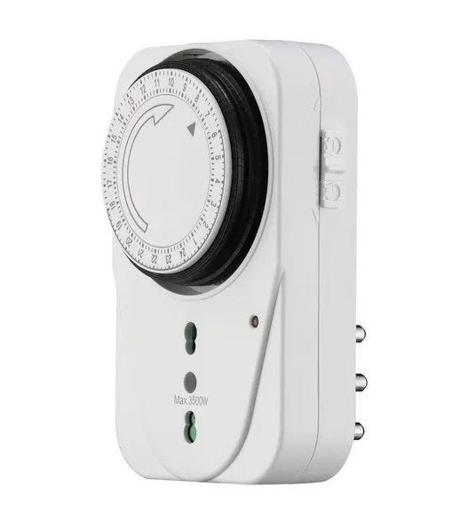 Il timer analogico 24 ore per l'Illuminazione di Oniroview permette di programmare l'accensione all'orario desiderato di apparecchi elettrici ad esso collegati come lampade ed elettrodomestici. Facile da utilizzare: è sufficiente inserirlo in una normale presa di corrente. Permette di accendere/spegnere il dispositivo fino a 96 volte per giorno con intervalli di 15 minuti. Dotato di interruttore per funzionamento continuo. Precisione di programmazione 1 minuto. Adatto per uso interno. Potenza: 3500W Max. Spina italia 16A. Presa italia bipasso 10/16A. Prezzo 7,99 euro. https://www.oniroview.com Il timer analogico 24 ore per l'Illuminazione di Oniroview permette di programmare l'accensione all'orario desiderato di apparecchi elettrici ad esso collegati come lampade ed elettrodomestici. Facile da utilizzare: è sufficiente inserirlo in una normale presa di corrente. Permette di accendere/spegnere il dispositivo fino a 96 volte per giorno con intervalli di 15 minuti. Dotato di interruttore per funzionamento continuo. Precisione di programmazione 1 minuto. Adatto per uso interno. Potenza: 3500W Max. Spina italia 16A. Presa italia bipasso 10/16A. Prezzo 7,99 euro. https://www.oniroview.com