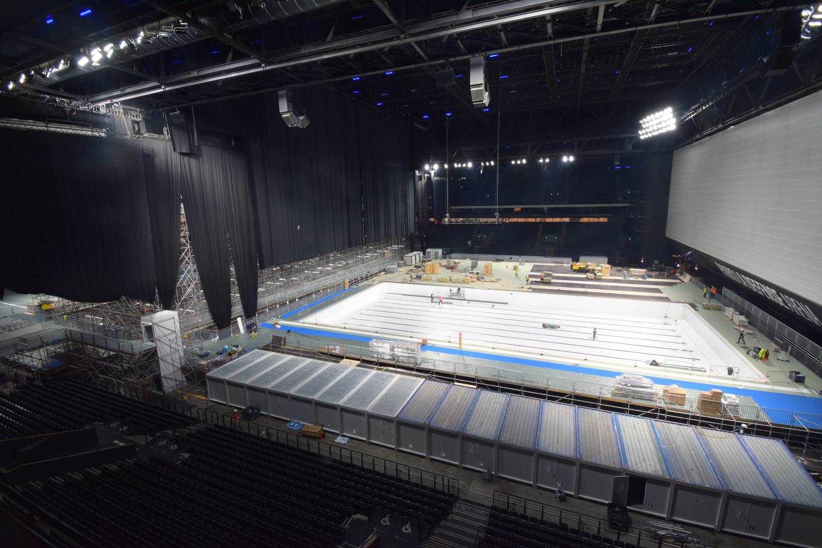 Piscina di riscaldamento alla Paris La Défense Arena, durante la costruzione