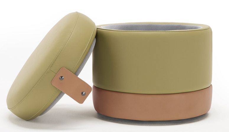 Pouf Tonder di Egoitaliano è una seduta contenitore dal design moderno e lineare. Rivestito in pelle, è dotato di una placca in cuoio con clip laccata che permette di tenere fermo il cuscino di seduta. Prezzo in pelle a partire da 550 euro. www.egoitaliano.com Pouf Tonder di Egoitaliano è una seduta contenitore dal design moderno e lineare. Rivestito in pelle, è dotato di una placca in cuoio con clip laccata che permette di tenere fermo il cuscino di seduta. Prezzo in pelle a partire da 550 euro. www.egoitaliano.com