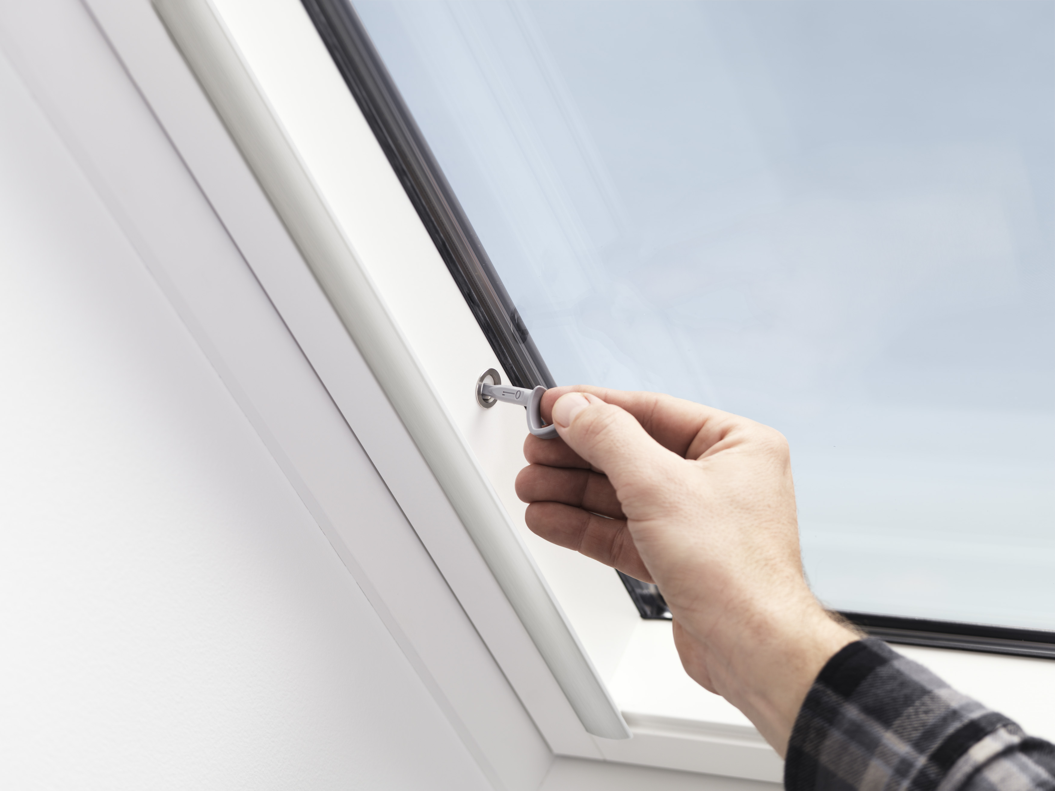 La finestra 70Q di Velux risponde alla classe 2 di resistenza antieffrazione, secondo la norma UNI EN-1627/30:2000. Vetrata stratificata di sicurezza antivandalismo classe P5A. Dotata di 2 serrature supplementari, posizionate lateralmente, da sbloccare con chiave fornita. La chiave in dotazione è stata disegnata in modo da poter essere posizionata sulla barra di manovra. La serratura, discreta e resistente, è stata posizionata sul telaio e sul battente di questi modelli di finestre mantenendo l’estetica piacevole. Può essere completata con tende interne, tende parasole esterne o tapparelle. Prezzo su richiesta. https://www.velux.it/ La finestra 70Q di Velux risponde alla classe 2 di resistenza antieffrazione, secondo la norma UNI EN-1627/30:2000. Vetrata stratificata di sicurezza antivandalismo classe P5A. Dotata di 2 serrature supplementari, posizionate lateralmente, da sbloccare con chiave fornita. La chiave in dotazione è stata disegnata in modo da poter essere posizionata sulla barra di manovra. La serratura, discreta e resistente, è stata posizionata sul telaio e sul battente di questi modelli di finestre mantenendo l’estetica piacevole. Può essere completata con tende interne, tende parasole esterne o tapparelle. Prezzo su richiesta. https://www.velux.it/