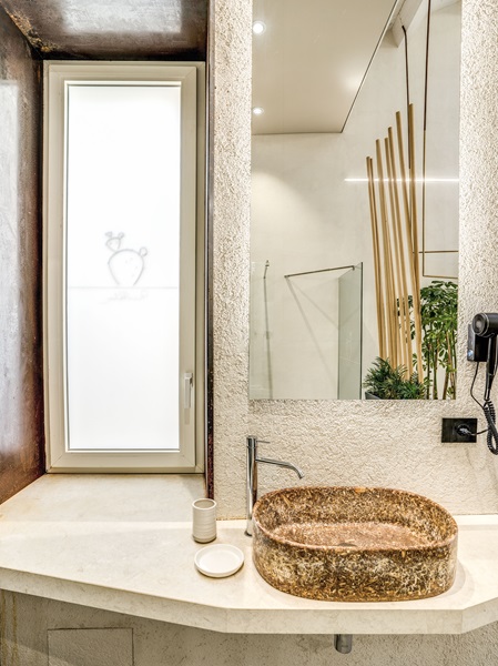 Nel bagno il vetro è satinato Nel bagno il vetro è satinato