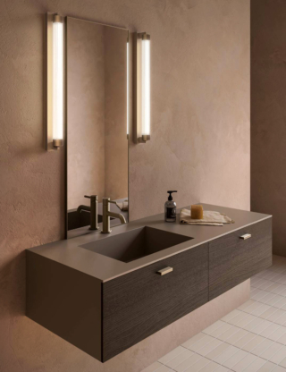 È caratterizzata da un diffusore cilindrico a tutto vetro cannettato/borosilicato, che crea sottili righe che emanano la luce senza abbagliare, l'applique Charmer di OLEV. Può essere installata in senso verticale o orizzontale, singolarmente o in composizioni di più elementi. Misura L 60 x P 9,5 x H 5,5 cm. Prezzo 774,70 euro. www.olevlight.com È caratterizzata da un diffusore cilindrico a tutto vetro cannettato/borosilicato, che crea sottili righe che emanano la luce senza abbagliare, l'applique Charmer di OLEV. Può essere installata in senso verticale o orizzontale, singolarmente o in composizioni di più elementi. Misura L 60 x P 9,5 x H 5,5 cm. Prezzo 774,70 euro. www.olevlight.com