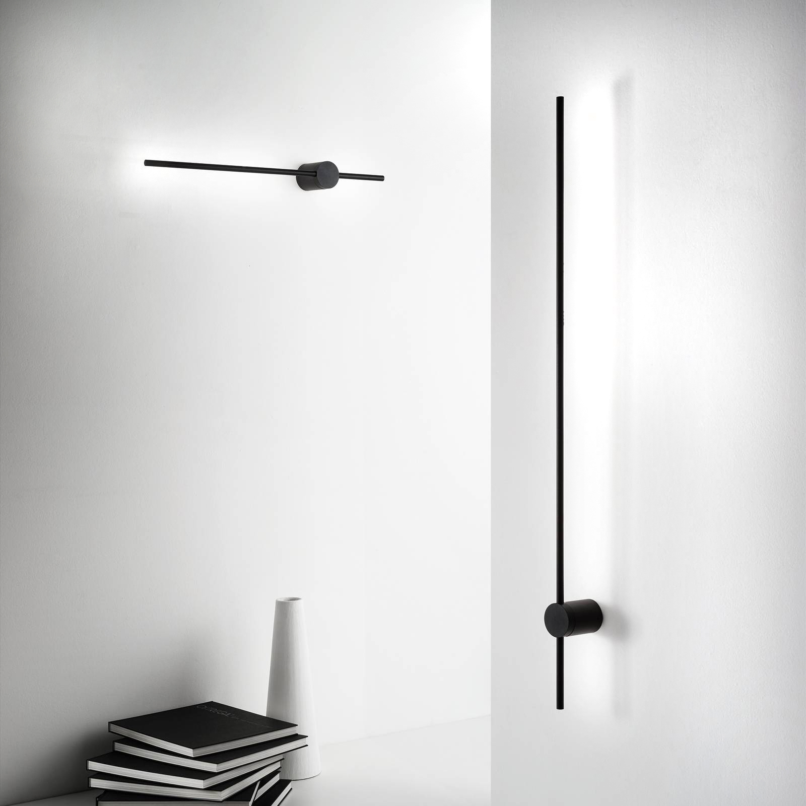 Emettono una luce indiretta le applique da parete Essence di Ideal Lux che hanno la base e il corpo luce in alluminio verniciato a polveri nero e il diffusore in materiale acrilico opale. La forma essenziale le trasforma in segni grafici sul muro candido. Misurano L 70 x P 10 x H 7 cm. Prezzo 222 euro. www.ideal-lux.com Emettono una luce indiretta le applique da parete Essence di Ideal Lux che hanno la base e il corpo luce in alluminio verniciato a polveri nero e il diffusore in materiale acrilico opale. La forma essenziale le trasforma in segni grafici sul muro candido. Misurano L 70 x P 10 x H 7 cm. Prezzo 222 euro. www.ideal-lux.com