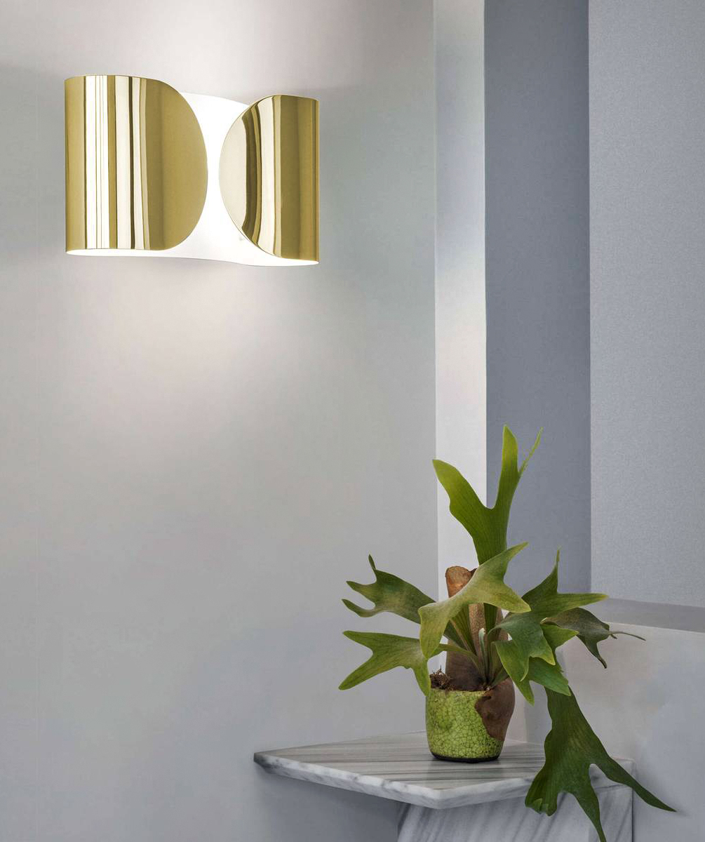 Iconica la lampada da parete Foglio di Flos, disegnata da Tobia Scarpa nel 1966: ha il diffusore  realizzato in acciaio tranciato, curvato e verniciato a polvere nella finitura Gold che la trasforma in un “oggetto” prezioso. L'attacco a muro e l'interno sono verniciati a polvere di colore bianco lucido.  Misura L 37 x P 9,7 x H 21 cm. Prezzo 720 euro. www.flos.com Iconica la lampada da parete Foglio di Flos, disegnata da Tobia Scarpa nel 1966: ha il diffusore  realizzato in acciaio tranciato, curvato e verniciato a polvere nella finitura Gold che la trasforma in un “oggetto” prezioso. L'attacco a muro e l'interno sono verniciati a polvere di colore bianco lucido.  Misura L 37 x P 9,7 x H 21 cm. Prezzo 720 euro. www.flos.com