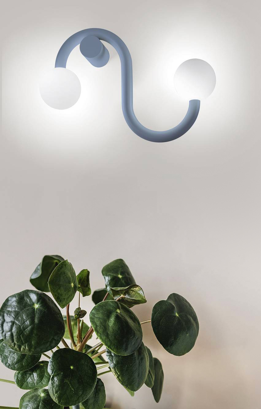 È composta da un tubo sagomato in metallo verniciato in una delicata sfumatura di azzurro, che sorregge due sfere di vetro opalino alle estremità, la applique Linfa di Zava. Misura L 60 x H 16 cm. Prezzo 630 euro. www.zavaluce.it È composta da un tubo sagomato in metallo verniciato in una delicata sfumatura di azzurro, che sorregge due sfere di vetro opalino alle estremità, la applique Linfa di Zava. Misura L 60 x H 16 cm. Prezzo 630 euro. www.zavaluce.it