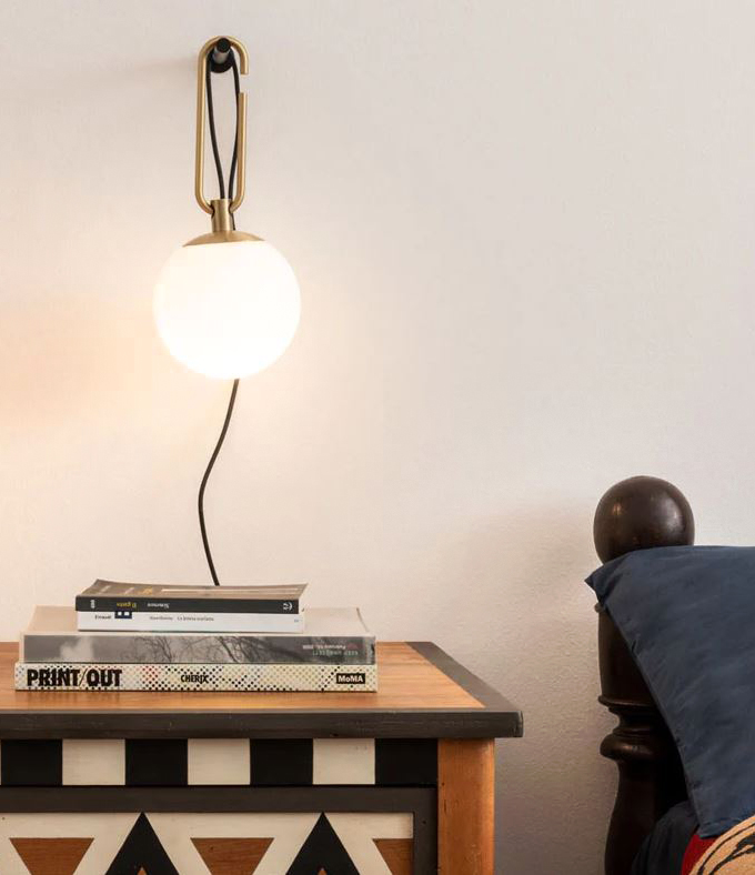 La sfera, in vetro soffiato bianco, della lampada a parete NH Wall di Artemide può scorrere lungo un anello in ottone spazzolato e assumere diverse posizioni permettendo di orientare liberamente il diffusore. Il supporto in metallo nero sul muro funge da gancio. Misura Ø 14 x P 15 cm. Prezzo 305 euro. www.artemide.com La sfera, in vetro soffiato bianco, della lampada a parete NH Wall di Artemide può scorrere lungo un anello in ottone spazzolato e assumere diverse posizioni permettendo di orientare liberamente il diffusore. Il supporto in metallo nero sul muro funge da gancio. Misura Ø 14 x P 15 cm. Prezzo 305 euro. www.artemide.com