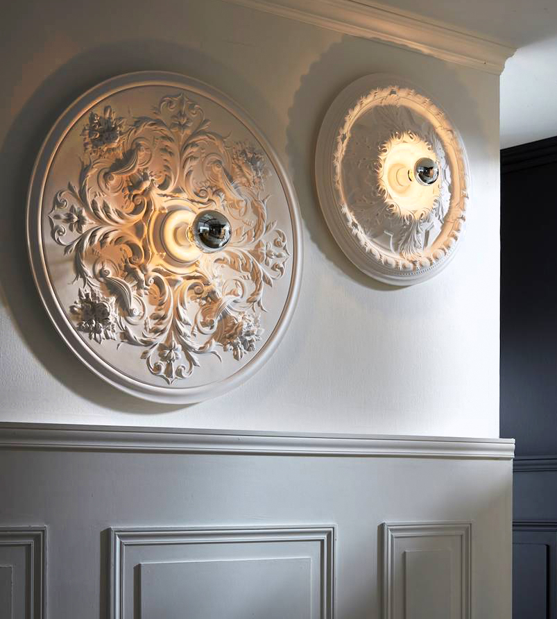 Grandi e scenografiche le applique Rivoli L di Radar Interior: sono interamente realizzate a mano in Bretagna  in stucco rinforzato di Parigi (fibra di vetro) con pittura bianca a doppio strato e si ispirano ai fastosi stucchi antichi. Misurano Ø 96 x H 13 cm (senza lampadina). Prezzo 1.445 euro cad. www.radar-interior.com Grandi e scenografiche le applique Rivoli L di Radar Interior: sono interamente realizzate a mano in Bretagna  in stucco rinforzato di Parigi (fibra di vetro) con pittura bianca a doppio strato e si ispirano ai fastosi stucchi antichi. Misurano Ø 96 x H 13 cm (senza lampadina). Prezzo 1.445 euro cad. www.radar-interior.com