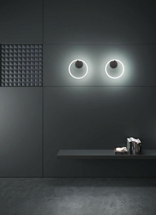 Le applique Ulaop di Artelinea sono costituite da una semplice struttura in tubolare di metallo con un anello luminoso in plexiglass che le rendono minimali ed eleganti nello stesso tempo. Sono disponibili in due formati. Misurano Ø 24 cm e Ø  28 cm. Prezzo a partire da 768,60 euro. www.artelinea.it Le applique Ulaop di Artelinea sono costituite da una semplice struttura in tubolare di metallo con un anello luminoso in plexiglass che le rendono minimali ed eleganti nello stesso tempo. Sono disponibili in due formati. Misurano Ø 24 cm e Ø  28 cm. Prezzo a partire da 768,60 euro. www.artelinea.it