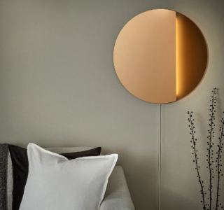 Grande e decorativa la lampada a LED da parete Varmblixt di Ikea Italia che ha l'aspetto di una sfera realizzata in parte in vetro color bronzo e in parte in vetro specchio tinto; una sezione diffonde una luce calda, mentre l'altra cattura la luce naturale creando un gioco di riflessi nella stanza. La luminosità è regolabile. Misura Ø  55 cm. Prezzo 79,95 euro. www.ikea.com Grande e decorativa la lampada a LED da parete Varmblixt di Ikea Italia che ha l'aspetto di una sfera realizzata in parte in vetro color bronzo e in parte in vetro specchio tinto; una sezione diffonde una luce calda, mentre l'altra cattura la luce naturale creando un gioco di riflessi nella stanza. La luminosità è regolabile. Misura Ø  55 cm. Prezzo 79,95 euro. www.ikea.com