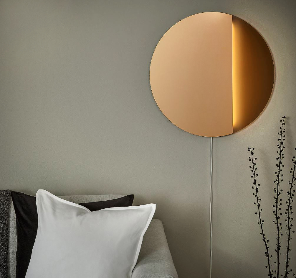 Grande e decorativa la lampada a LED da parete Varmblixt di Ikea Italia che ha l'aspetto di una sfera realizzata in parte in vetro color bronzo e in parte in vetro specchio tinto; una sezione diffonde una luce calda, mentre l'altra cattura la luce naturale creando un gioco di riflessi nella stanza. La luminosità è regolabile. Misura Ø  55 cm. Prezzo 79,95 euro. www.ikea.com Grande e decorativa la lampada a LED da parete Varmblixt di Ikea Italia che ha l'aspetto di una sfera realizzata in parte in vetro color bronzo e in parte in vetro specchio tinto; una sezione diffonde una luce calda, mentre l'altra cattura la luce naturale creando un gioco di riflessi nella stanza. La luminosità è regolabile. Misura Ø  55 cm. Prezzo 79,95 euro. www.ikea.com
