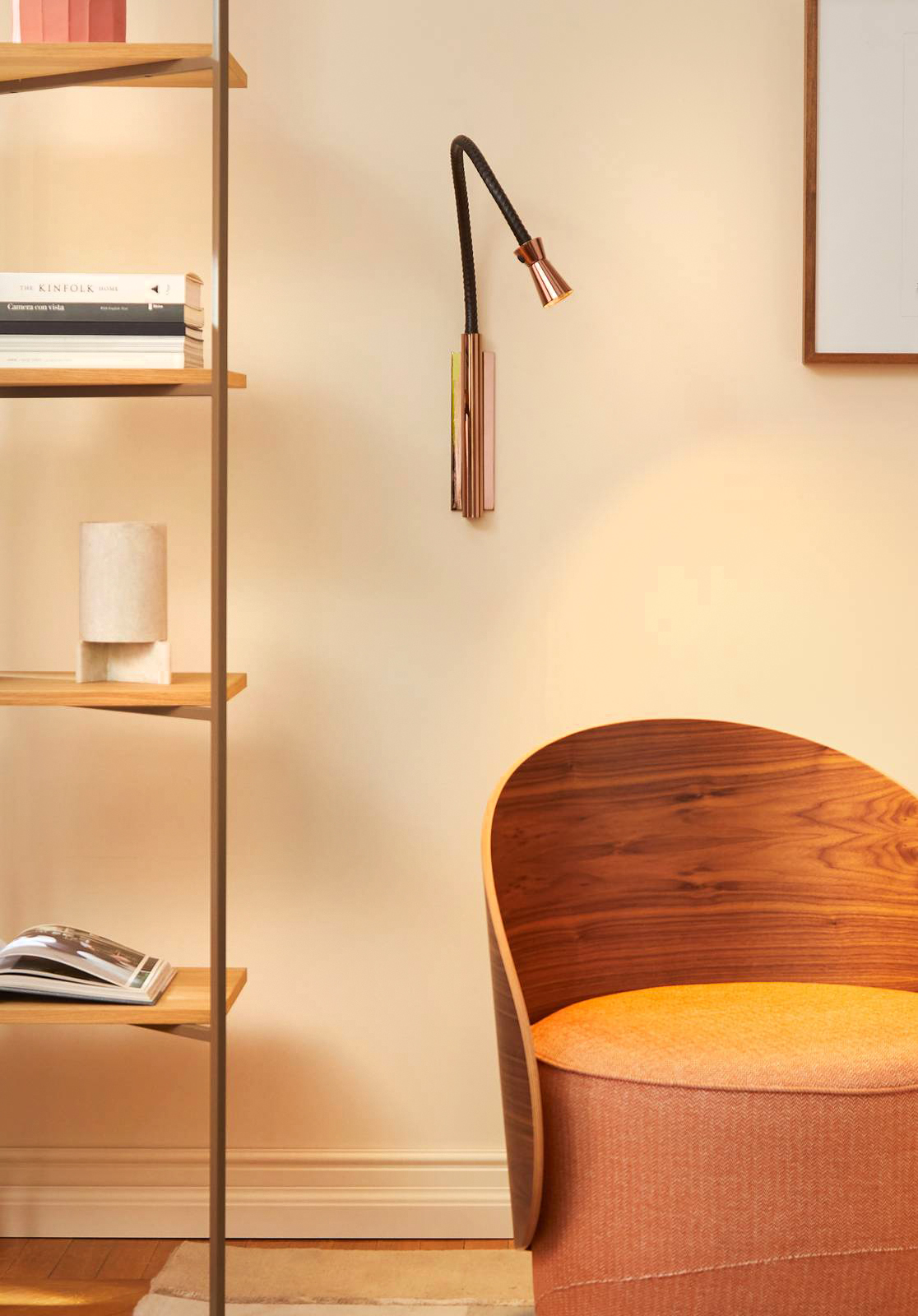 È la soluzione ideale per l'angolo lettura la applique G + T reading di Contardi Lighting che è caratterizzata da un braccio flessibile in ottone ricoperto da cuoio intrecciato; sulla testa è posizionato il comando a tre livelli di intensità. È dotata di una batteria ricaricabile attraverso la porta USB con un'autonomia di otto ore. Misura L 6,5 x P 15 x H 15 cm. Prezzo a partire da 268,40 euro. www.contardi-italia.it È la soluzione ideale per l'angolo lettura la applique G + T reading di Contardi Lighting che è caratterizzata da un braccio flessibile in ottone ricoperto da cuoio intrecciato; sulla testa è posizionato il comando a tre livelli di intensità. È dotata di una batteria ricaricabile attraverso la porta USB con un'autonomia di otto ore. Misura L 6,5 x P 15 x H 15 cm. Prezzo a partire da 268,40 euro. www.contardi-italia.it