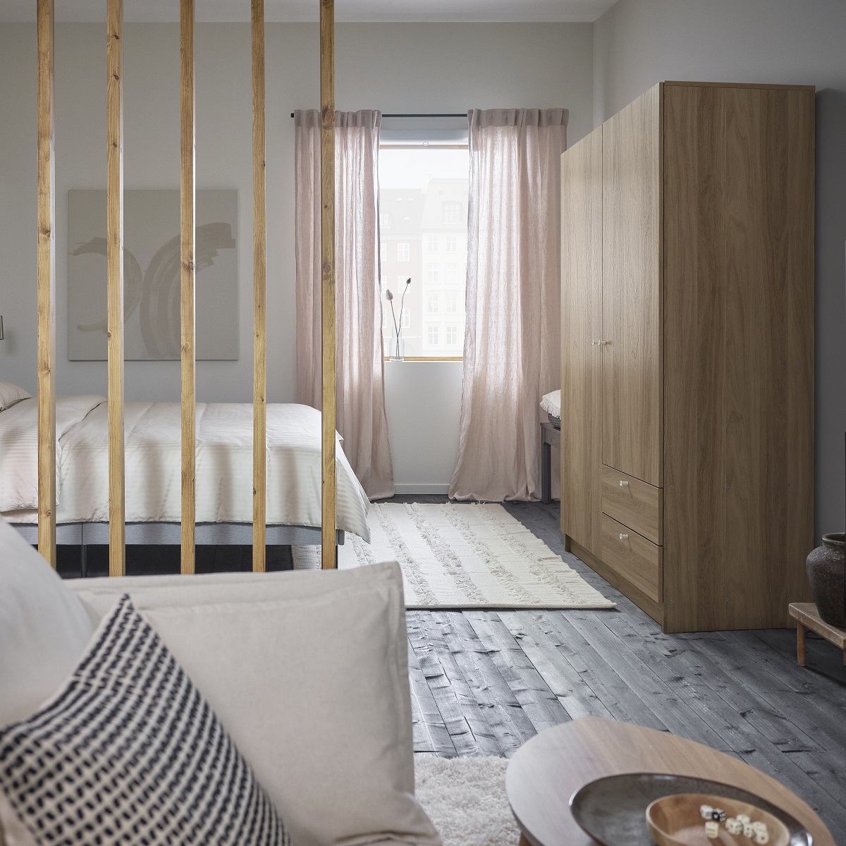 Grazie al guardaroba Vilhatten dalle dimensioni compatte non sarà più necessario scegliere se appendere o piegare i vestiti: si avranno infatti entrambe le possibilità grazie alle due ante e ai due cassetti. Si può completare con contenitori e divisori per organizzare al meglio i capi e gli accessori riposti al suo interno. Misure 98x57x190 cm. Prezzo 179 euro.