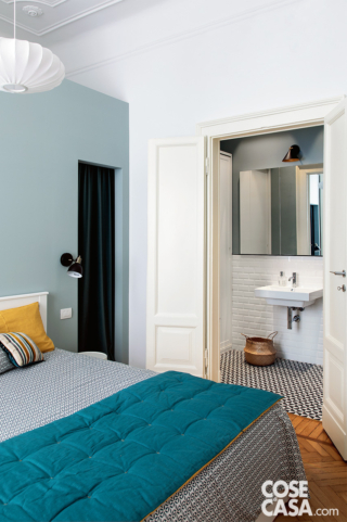 Classico contemporaneo, il piccolo bagno con lavabo sospeso in ceramica - che contribuisce a creare un effetto di leggerezza - ha il pavimento in piastrelle di gres porcellanato bianco e nero, mentre le pareti alternano ceramica bianca (bordate da un sottile ed elegante listello nero) e smalto azzurro. Classico contemporaneo, il piccolo bagno con lavabo sospeso in ceramica - che contribuisce a creare un effetto di leggerezza - ha il pavimento in piastrelle di gres porcellanato bianco e nero, mentre le pareti alternano ceramica bianca (bordate da un sottile ed elegante listello nero) e smalto azzurro.