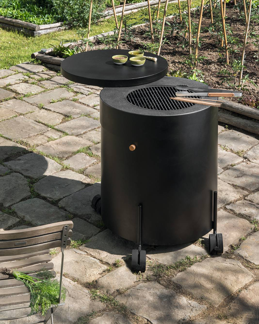 Con un’altezza di 98 cm e un diametro di 75 cm, il barbecue Phil di Ethimo è costituito da un’unica base dalla forma cilindrica, realizzata in metallo, nelle tonalità Olive green e Sepia Black. Si sviluppa attraverso tre possibili configurazioni: con lavello, con piano cottura a induzione e con barbecue. Queste ‘isole circolari’ possono coesistere nelle loro differenti funzioni, creando una circolarità di movimento e impiego, o vivere singolarmente. Prezzo da 8.479 euro. www.ethimo.com Con un’altezza di 98 cm e un diametro di 75 cm, il barbecue Phil di Ethimo è costituito da un’unica base dalla forma cilindrica, realizzata in metallo, nelle tonalità Olive green e Sepia Black. Si sviluppa attraverso tre possibili configurazioni: con lavello, con piano cottura a induzione e con barbecue. Queste ‘isole circolari’ possono coesistere nelle loro differenti funzioni, creando una circolarità di movimento e impiego, o vivere singolarmente. Prezzo da 8.479 euro. www.ethimo.com