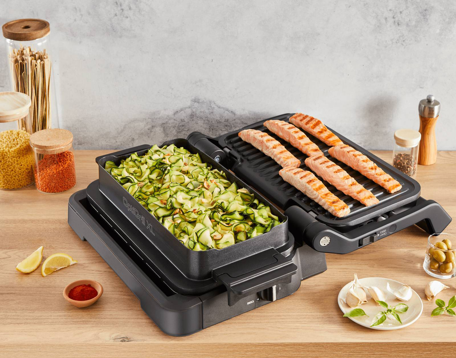 La griglia Optigrill, 4 in 1 XL di Moulinex combina 4 funzioni: una griglia intelligente, un barbecue, un forno, dotato di accessorio bakery per cucinare in casa pizza, lasagne, dolci, e un dispositivo di cottura per un pasto completo, ideale per pietanze subito pronte tutti i giorni. Ha 12 programmi automatici e funziona con tecnologia brevettata che permette di calcolare lo spessore del cibo (sia di carne, di pesce o delle verdure), tenendo conto della quantità di pezzi da cuocere, e regolando automaticamente il tempo di cottura. Adatta ad un utilizzo da 6 a 8 persone, misura L 37 x P 34 x H 19 cm. Prezzo 299,99 euro. www.moulinex.it La griglia Optigrill, 4 in 1 XL di Moulinex combina 4 funzioni: una griglia intelligente, un barbecue, un forno, dotato di accessorio bakery per cucinare in casa pizza, lasagne, dolci, e un dispositivo di cottura per un pasto completo, ideale per pietanze subito pronte tutti i giorni. Ha 12 programmi automatici e funziona con tecnologia brevettata che permette di calcolare lo spessore del cibo (sia di carne, di pesce o delle verdure), tenendo conto della quantità di pezzi da cuocere, e regolando automaticamente il tempo di cottura. Adatta ad un utilizzo da 6 a 8 persone, misura L 37 x P 34 x H 19 cm. Prezzo 299,99 euro. www.moulinex.it