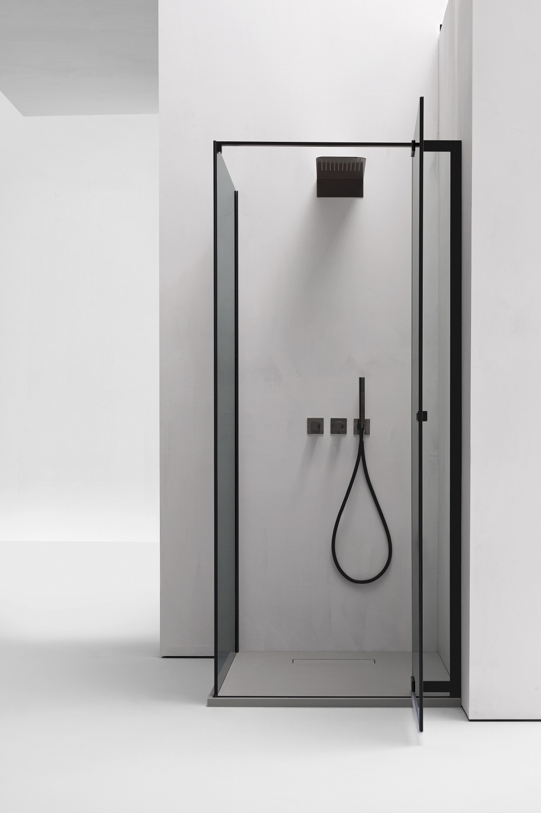 Ha profili Alublack di colore nero il box doccia ad angolo Kore di Arblu con vetro trasparente da 6 mm. L’apertura dell’anta è verso l’esterno. Ha chiusura magnetica su profilo in alluminio. La configurazione in foto misura L 120 x P 90 cm. Prezzo, Iva esclusa, 1.726,25 euro. www.arblu.it Ha profili Alublack di colore nero il box doccia ad angolo Kore di Arblu con vetro trasparente da 6 mm. L’apertura dell’anta è verso l’esterno. Ha chiusura magnetica su profilo in alluminio. La configurazione in foto misura L 120 x P 90 cm. Prezzo, Iva esclusa, 1.726,25 euro. www.arblu.it