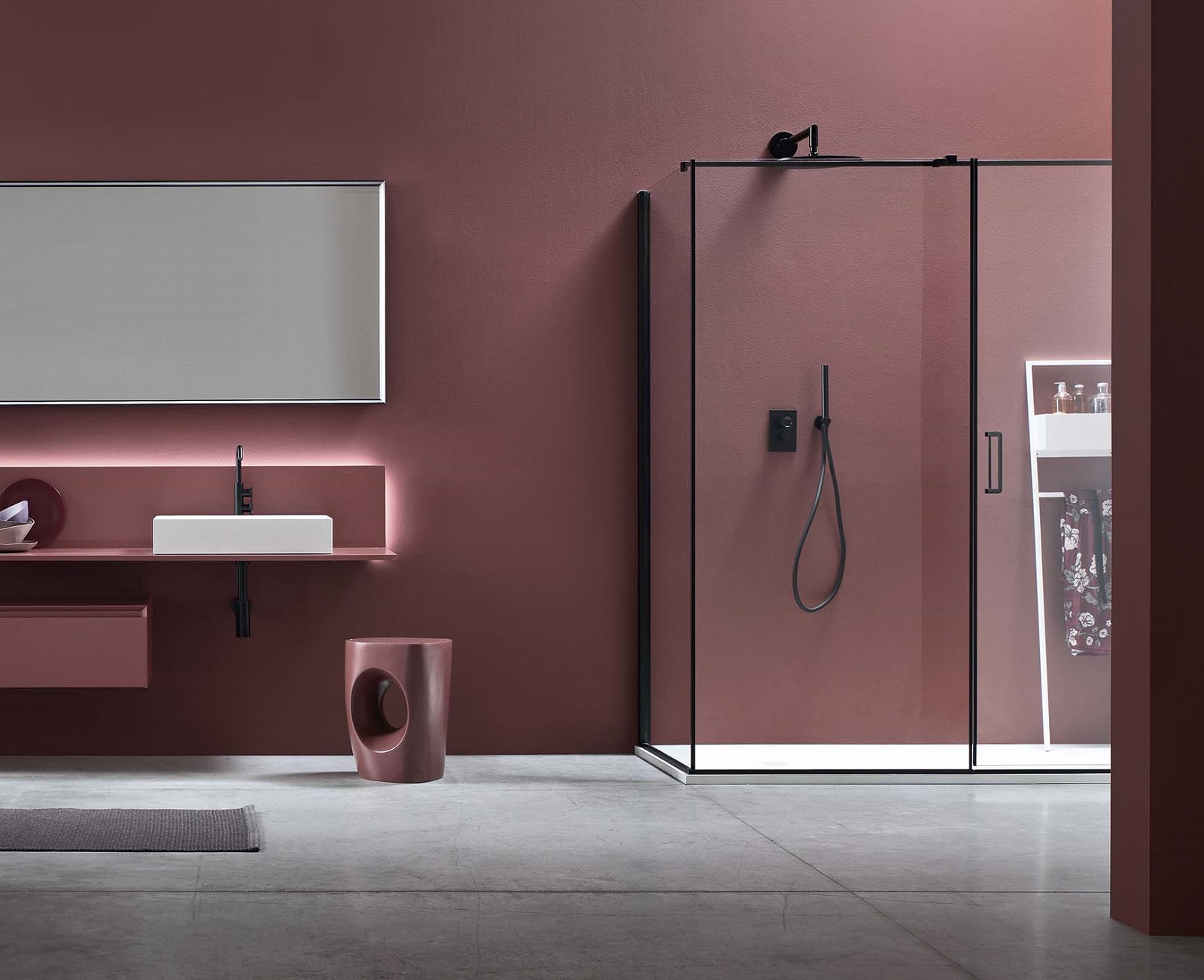 Ha vetro trasparente con profili nero opaco il box doccia S6 di Arcom. Nella versione pivot l’anta si apre con il minimo ingombro. Allo stesso tempo il movimento su perno lo rende indicato anche per spazi doccia ampi. L’assenza di traversa, cioè del profilo superiore, permette di avere una doccia tutto vetro. Nella foto misura L 180 x P 80 cm. Prezzo su richiesta. www.arcombagno.com Ha vetro trasparente con profili nero opaco il box doccia S6 di Arcom. Nella versione pivot l’anta si apre con il minimo ingombro. Allo stesso tempo il movimento su perno lo rende indicato anche per spazi doccia ampi. L’assenza di traversa, cioè del profilo superiore, permette di avere una doccia tutto vetro. Nella foto misura L 180 x P 80 cm. Prezzo su richiesta. www.arcombagno.com