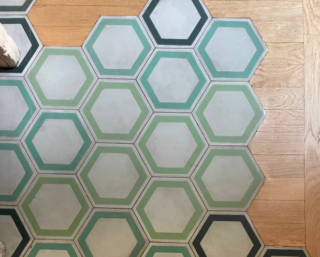 cementine con bordo colorato e parquet, innesto irregolare cementine con bordo colorato e parquet, innesto irregolare