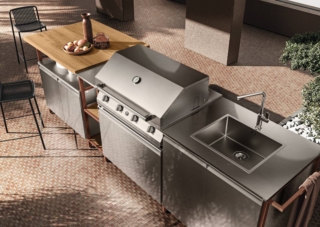 Grazie a una notevole modularità, composta da 19 elementi da abbinare ad elettrodomestici di ultima generazione, ogni configurazione di Formalia Oudoor di Scavolini rappresenta un modello unico ed esclusivo. Estremamente resistente all’umidità, alle intemperie, agli sbalzi termici e all’usura, ha struttura in alluminio e top con zona lavaggio integrata. Le ante sono disponibili in due differenti finiture: in acciaio per un look tecnico e raffinato oppure in legno per esterni di multistrato di Okumè nobilitato in essenza teak. Prezzo da rivenditore. www.scavolini.com Grazie a una notevole modularità, composta da 19 elementi da abbinare ad elettrodomestici di ultima generazione, ogni configurazione di Formalia Oudoor di Scavolini rappresenta un modello unico ed esclusivo. Estremamente resistente all’umidità, alle intemperie, agli sbalzi termici e all’usura, ha struttura in alluminio e top con zona lavaggio integrata. Le ante sono disponibili in due differenti finiture: in acciaio per un look tecnico e raffinato oppure in legno per esterni di multistrato di Okumè nobilitato in essenza teak. Prezzo da rivenditore. www.scavolini.com