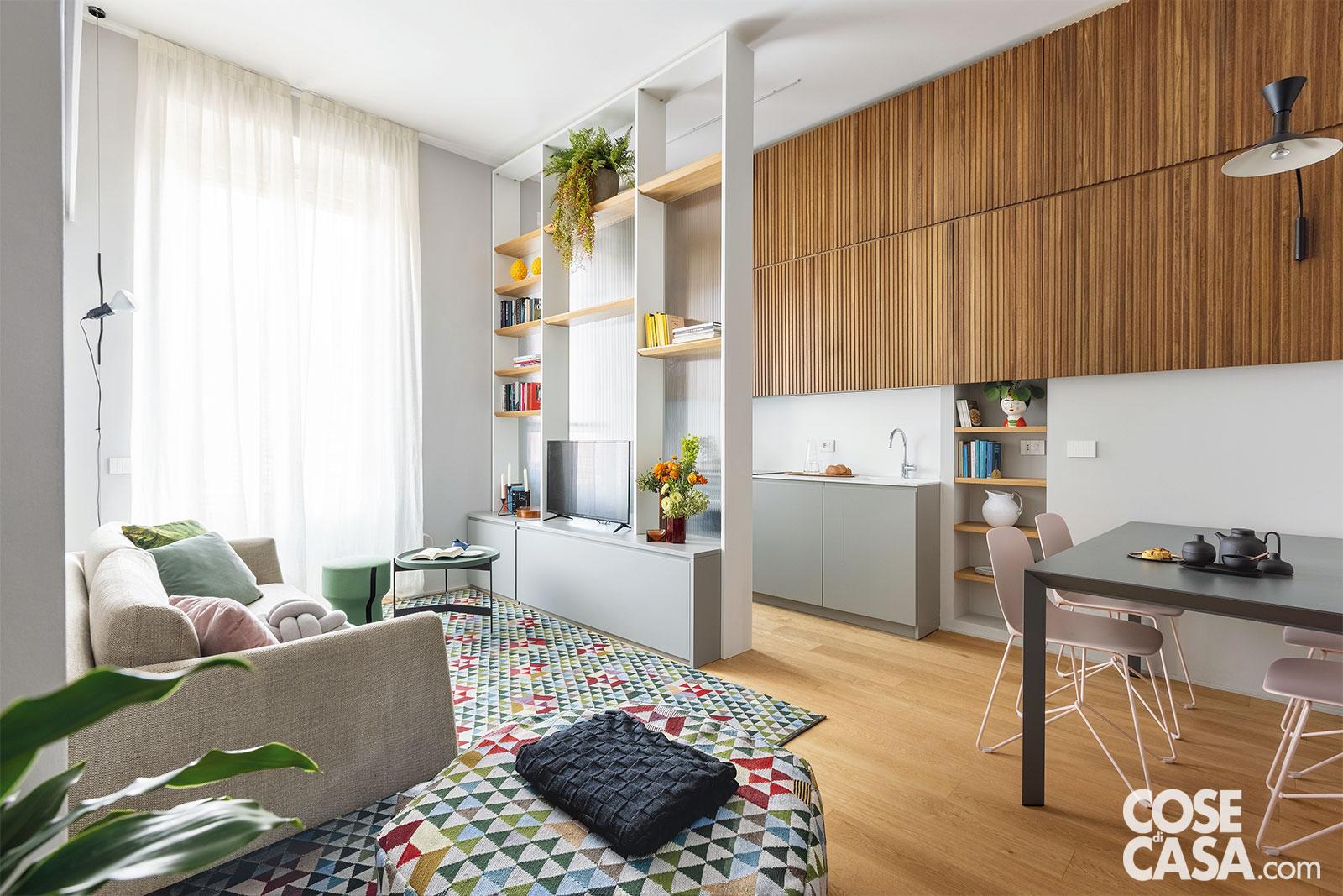 La cucina aperta sul soggiorno è in parte schermata da un mobile tv passante. Uno stratagemma maschera la presenza dei pensili (inseriti a filo in una rientranza della parete) con un rivestimento anche della parete della zona pranzo con la stessa pannellatura in legno cannettato con un effetto di planarità completa tra le due parti.Progetto: Studiocarta, arch. Mauro Carta, Silvia Faravelli, Andrea Villa, Milano, Tel. 02/38239040 - www.maurocarta.com Foto: Cristina Galliena Bohman - Styling: Rosaria Sofia Galli. La cucina aperta sul soggiorno è in parte schermata da un mobile tv passante. Uno stratagemma maschera la presenza dei pensili (inseriti a filo in una rientranza della parete) con un rivestimento anche della parete della zona pranzo con la stessa pannellatura in legno cannettato con un effetto di planarità completa tra le due parti.Progetto: Studiocarta, arch. Mauro Carta, Silvia Faravelli, Andrea Villa, Milano, Tel. 02/38239040 - www.maurocarta.com Foto: Cristina Galliena Bohman - Styling: Rosaria Sofia Galli.