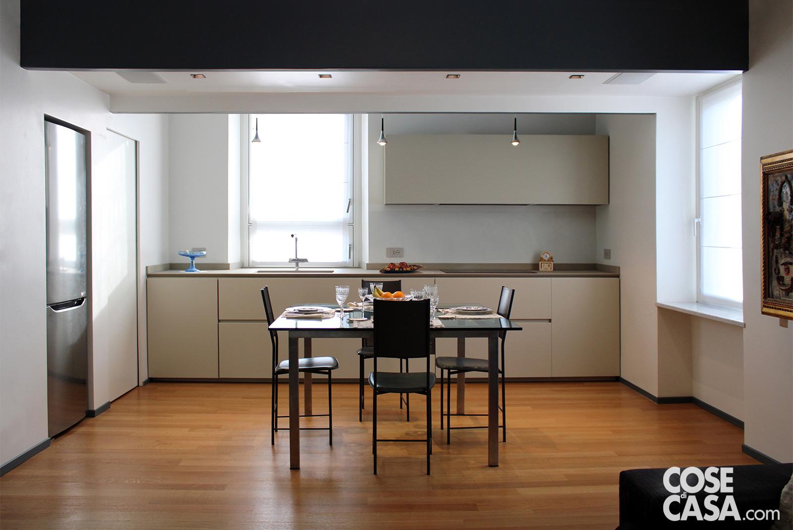 Per assecondare la presenza discreta della cucina a vista, oltre alla tinta chiara dei frontali e al minimalismo di elettrodomestici quasi invisibili, come ad esempio il piano cottura a induzione e il lavello integrato nel piano, il frigorifero freestanding è inserito in una nicchia nella muratura. Una soluzione che limita la sua eventuale incombenza (quasi assimilata all’ingombro della porta a scomparsa della dispensa a fianco) e nel contempo ne evidenzia l’aspetto high-tech dell’acciaio. Lo spazio di azione è delimitato dalla presenza del tavolo e a soffitto da una originale “struttura ponte”, contenitore sospeso che cela tutti gli impianti tecnici di illuminazione e di condizionamento dell’aria. Progetto arch. Filippo Sesti, via Rivoli 10, Genova, tel. 010/5954577, 3471652232, info@oddweb.it, www.oddweb.it.Foto Iris Viarengo. Per assecondare la presenza discreta della cucina a vista, oltre alla tinta chiara dei frontali e al minimalismo di elettrodomestici quasi invisibili, come ad esempio il piano cottura a induzione e il lavello integrato nel piano, il frigorifero freestanding è inserito in una nicchia nella muratura. Una soluzione che limita la sua eventuale incombenza (quasi assimilata all’ingombro della porta a scomparsa della dispensa a fianco) e nel contempo ne evidenzia l’aspetto high-tech dell’acciaio. Lo spazio di azione è delimitato dalla presenza del tavolo e a soffitto da una originale “struttura ponte”, contenitore sospeso che cela tutti gli impianti tecnici di illuminazione e di condizionamento dell’aria. Progetto arch. Filippo Sesti, via Rivoli 10, Genova, tel. 010/5954577, 3471652232, info@oddweb.it, www.oddweb.it.Foto Iris Viarengo.