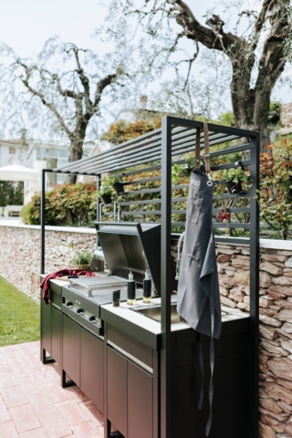 La cucina da esterno modulare Lares di Fògher con barbecue a gas è personalizzabile. Combinazione perfetta di stile, funzionalità e qualità costruttive, è disponibile Serie Inox con piano di lavoro in acciaio inossidabile e Serie con piano di lavoro MDi (Minerals Design Innovation, superficie innovativa realizzata con minerali naturali). Grazie alla versatilità dei moduli è possibile creare una cucina outdoor estremamente funzionale e completa, dotata di sistemi di cottura, elettrodomestici e accessori per soddisfare ogni esigenza culinaria. Prezzo da rivenditore. www.fogher.com La cucina da esterno modulare Lares di Fògher con barbecue a gas è personalizzabile. Combinazione perfetta di stile, funzionalità e qualità costruttive, è disponibile Serie Inox con piano di lavoro in acciaio inossidabile e Serie con piano di lavoro MDi (Minerals Design Innovation, superficie innovativa realizzata con minerali naturali). Grazie alla versatilità dei moduli è possibile creare una cucina outdoor estremamente funzionale e completa, dotata di sistemi di cottura, elettrodomestici e accessori per soddisfare ogni esigenza culinaria. Prezzo da rivenditore. www.fogher.com