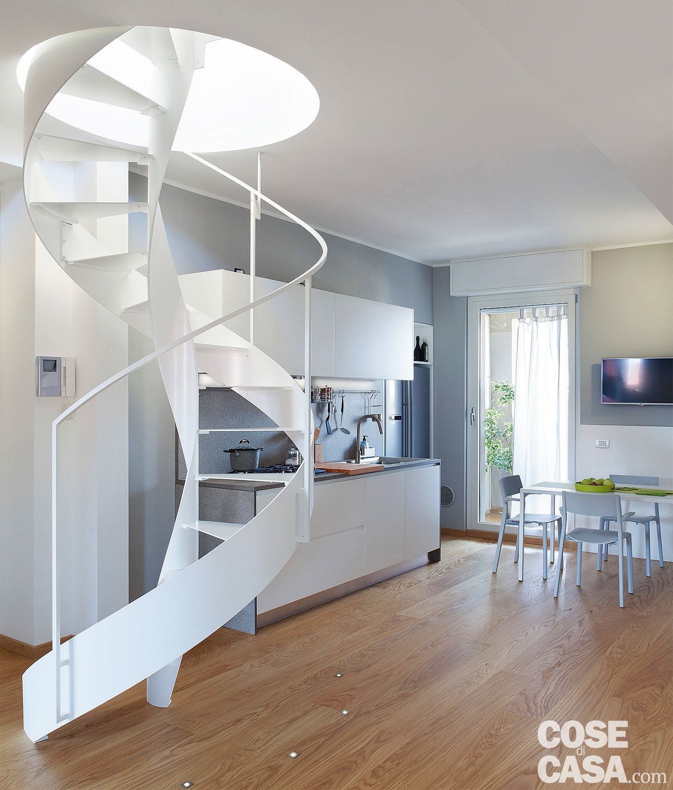 In cucina la composizione, è stata realizzata su disegno: i frontali sono in laccato bianco opaco come tutti gli arredi della casa, il top e i fianchi in pietra piacentina di spessore 3 cm. Il blocco principale integra, in linea, le zone cottura e lavaggio. La scala elicoidale è stata realizzata da Officina del Design. Progetto geom. Tommaso Mantovani, Milano, mantovanito@tiscali.it su idea di Titta Perticucci, titta61@gmail.com. Foto Cristina Fiorentini. In cucina la composizione, è stata realizzata su disegno: i frontali sono in laccato bianco opaco come tutti gli arredi della casa, il top e i fianchi in pietra piacentina di spessore 3 cm. Il blocco principale integra, in linea, le zone cottura e lavaggio. La scala elicoidale è stata realizzata da Officina del Design. Progetto geom. Tommaso Mantovani, Milano, mantovanito@tiscali.it su idea di Titta Perticucci, titta61@gmail.com. Foto Cristina Fiorentini.