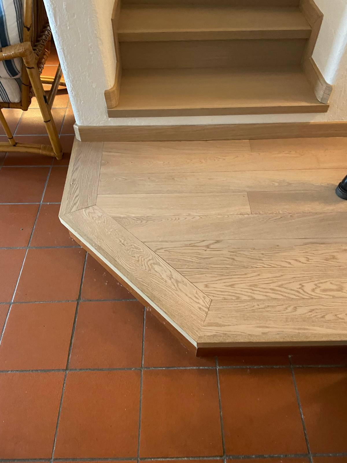dettaglio gradino in legno e piastrelle in cotto in sala dettaglio gradino in legno e piastrelle in cotto in sala