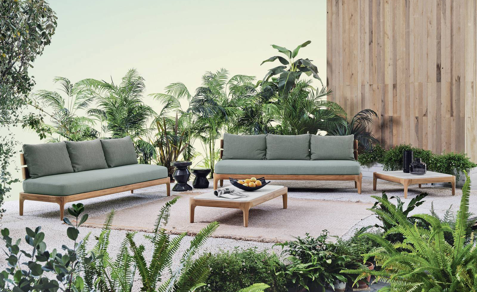 Una solida struttura in pregiato legno di Teak per i divani outdoor della collezione Mediterraneo di Gervasoni che sono caratterizzati da imbottiture generose. La perfetta impermeabilizzazione delle imbottiture è garantita dal rivestimento con fodere in poliestere, trattate con specifici prodotti idrofughi e idrorepellenti, e dalle cuciture termonastrate. Tutti i cuscini e le parti imbottite in collezione sono sfoderabili. Misura L 220 x P 82 x H 74 cm. Prezzo a partire da 4.912 euro. www.gervasoni1882.com Una solida struttura in pregiato legno di Teak per i divani outdoor della collezione Mediterraneo di Gervasoni che sono caratterizzati da imbottiture generose. La perfetta impermeabilizzazione delle imbottiture è garantita dal rivestimento con fodere in poliestere, trattate con specifici prodotti idrofughi e idrorepellenti, e dalle cuciture termonastrate. Tutti i cuscini e le parti imbottite in collezione sono sfoderabili. Misura L 220 x P 82 x H 74 cm. Prezzo a partire da 4.912 euro. www.gervasoni1882.com