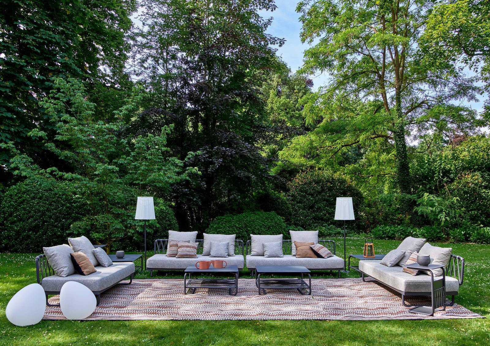 Trasformano il giardino in un salotto i divani della collezione Valmer di Ligne Roset che hanno il telaio in alluminio ultraleggero e un intreccio posteriore in corda in polipropilene grigio realizzato artigianalmente. I cuscini imbottiti sono impermeabili. Misurano L 201 x P 90 x H 78 cm. Prezzo 3.085 euro cad. www.ligne-roset.it Trasformano il giardino in un salotto i divani della collezione Valmer di Ligne Roset che hanno il telaio in alluminio ultraleggero e un intreccio posteriore in corda in polipropilene grigio realizzato artigianalmente. I cuscini imbottiti sono impermeabili. Misurano L 201 x P 90 x H 78 cm. Prezzo 3.085 euro cad. www.ligne-roset.it