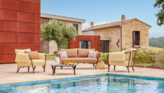 Fa parte della collezione Angel di Emu il divano due posti con la seduta in pressofusione di alluminio e lo schienale sagomato. I cuscini sono composti da gomma in poliuretano di densità media con una fodera esterna caratterizzata da una fascia perimetrale elastica. Misura L 180,2 x P 86,5 x H 77,7 cm. Prezzo 3.899 euro (con tessuti standard).  www.emu.it Fa parte della collezione Angel di Emu il divano due posti con la seduta in pressofusione di alluminio e lo schienale sagomato. I cuscini sono composti da gomma in poliuretano di densità media con una fodera esterna caratterizzata da una fascia perimetrale elastica. Misura L 180,2 x P 86,5 x H 77,7 cm. Prezzo 3.899 euro (con tessuti standard).  www.emu.it