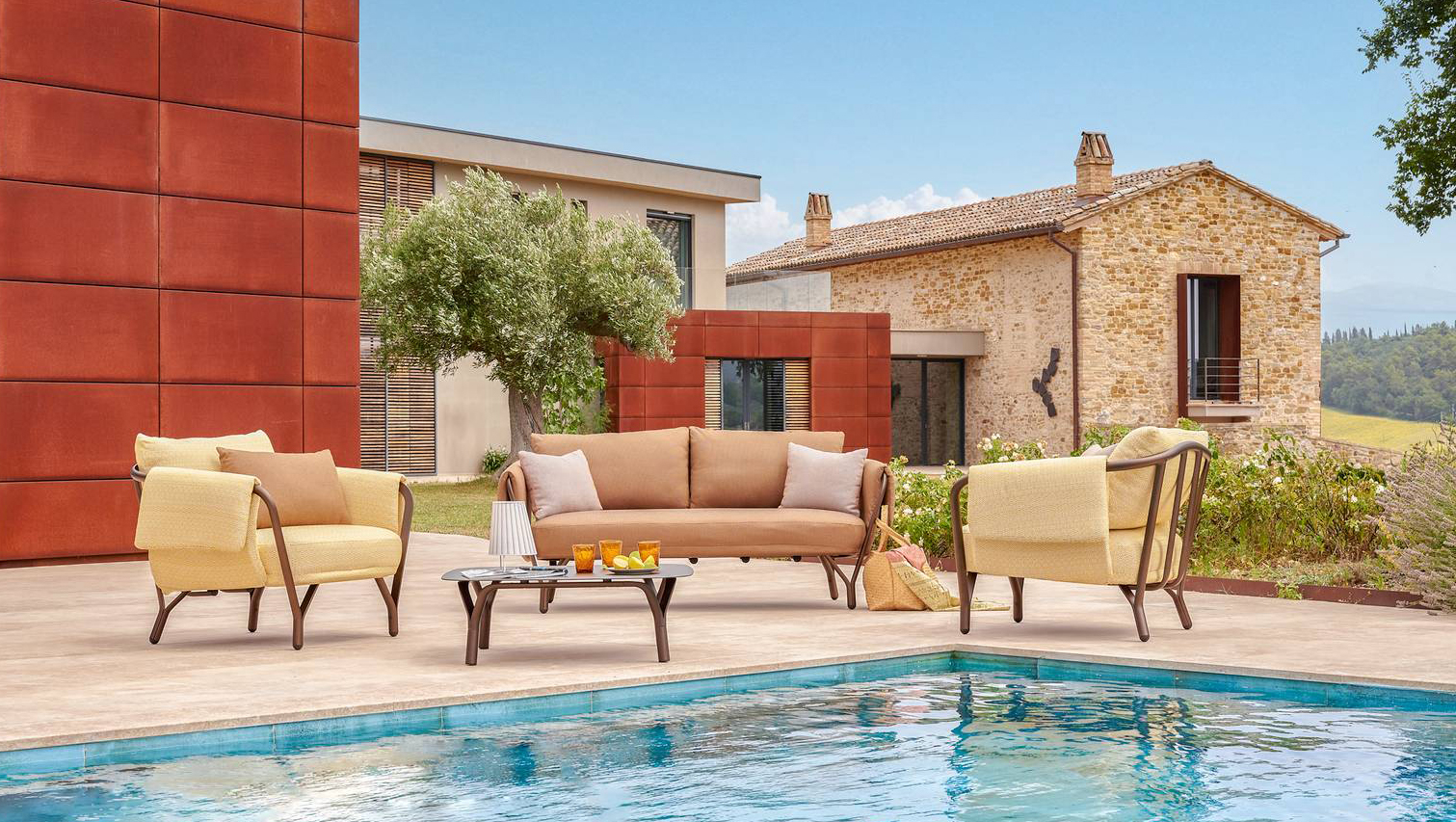 Fa parte della collezione Angel di Emu il divano due posti con la seduta in pressofusione di alluminio e lo schienale sagomato. I cuscini sono composti da gomma in poliuretano di densità media con una fodera esterna caratterizzata da una fascia perimetrale elastica. Misura L 180,2 x P 86,5 x H 77,7 cm. Prezzo 3.899 euro (con tessuti standard).  www.emu.it Fa parte della collezione Angel di Emu il divano due posti con la seduta in pressofusione di alluminio e lo schienale sagomato. I cuscini sono composti da gomma in poliuretano di densità media con una fodera esterna caratterizzata da una fascia perimetrale elastica. Misura L 180,2 x P 86,5 x H 77,7 cm. Prezzo 3.899 euro (con tessuti standard).  www.emu.it