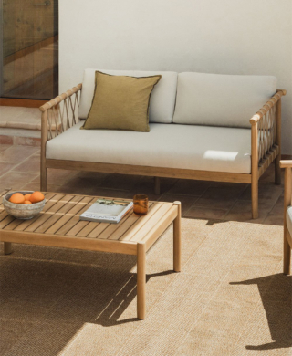 Il divano da giardino Bizerta di Sklum è piccolo e compatto; la struttura in legno di acacia lo rende solido e resistente. I braccioli e lo schienale sono impreziositi da un intreccio di corda; i cuscini, sia nello schienale che nel sedile, sono rivestiti in tessuto polyspun e sfoderabili, con un riempimento di schiuma e fibra.  Misura L 140 x P 79 x H 77 cm. Prezzo 319,95 euro. www.sklum.com Il divano da giardino Bizerta di Sklum è piccolo e compatto; la struttura in legno di acacia lo rende solido e resistente. I braccioli e lo schienale sono impreziositi da un intreccio di corda; i cuscini, sia nello schienale che nel sedile, sono rivestiti in tessuto polyspun e sfoderabili, con un riempimento di schiuma e fibra.  Misura L 140 x P 79 x H 77 cm. Prezzo 319,95 euro. www.sklum.com