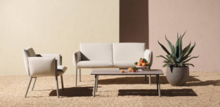 Il divanetto due posti Brezza di S-CAB è dotato di comodi cuscini, facilmente sfoderabili, che abbracciano e si fissano al telaio senza bisogno di colle, bottoni, zip o velcro. La struttura in acciaio tubolare verniciato a polvere poliestere è disponibile in sei varianti di colore. Misura L 127 x P 62 x H 72 cm. Prezzo 1.732,40 euro. www.scabdesign.com Il divanetto due posti Brezza di S-CAB è dotato di comodi cuscini, facilmente sfoderabili, che abbracciano e si fissano al telaio senza bisogno di colle, bottoni, zip o velcro. La struttura in acciaio tubolare verniciato a polvere poliestere è disponibile in sei varianti di colore. Misura L 127 x P 62 x H 72 cm. Prezzo 1.732,40 euro. www.scabdesign.com