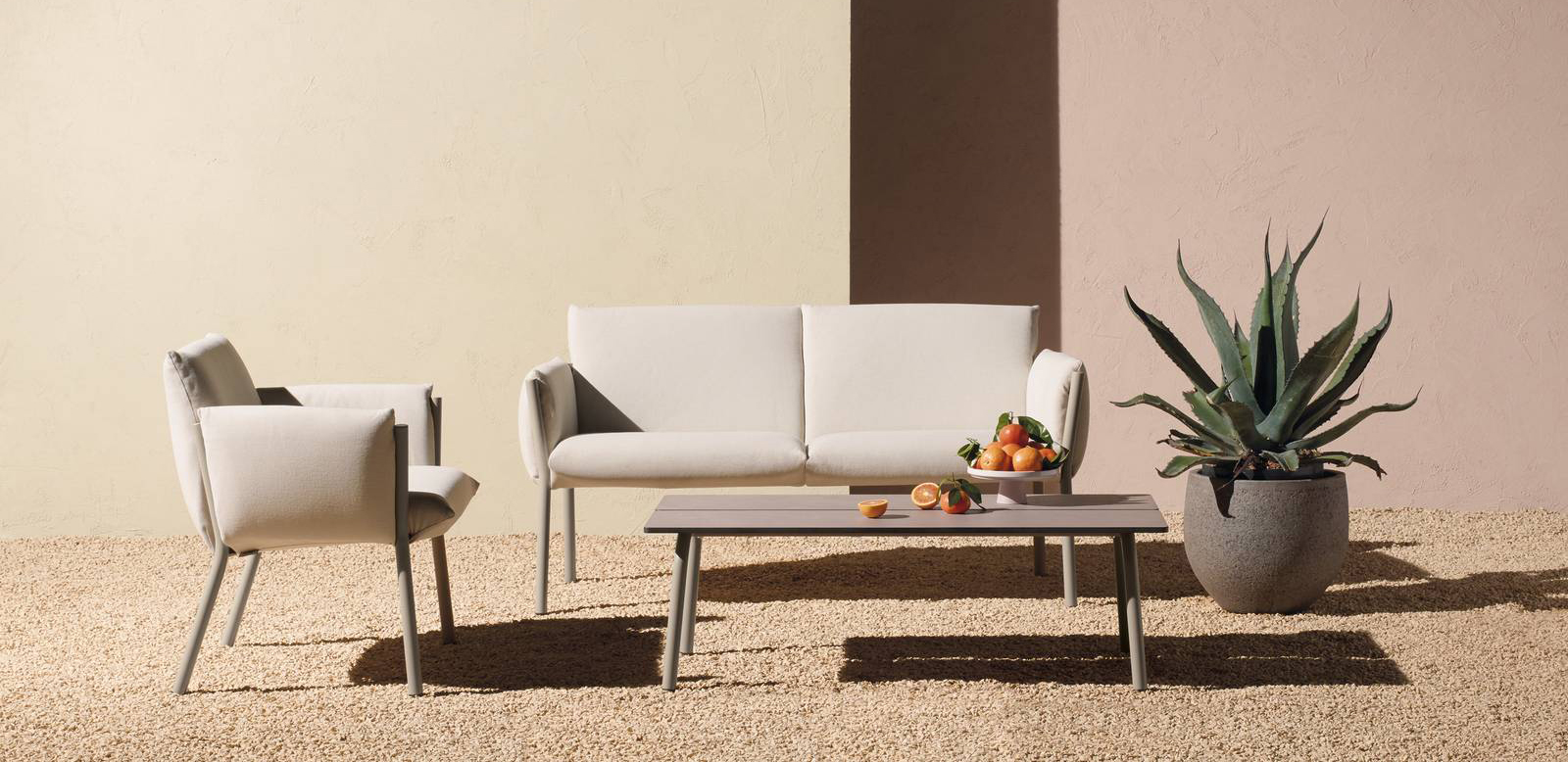 Il divanetto due posti Brezza di S-CAB è dotato di comodi cuscini, facilmente sfoderabili, che abbracciano e si fissano al telaio senza bisogno di colle, bottoni, zip o velcro. La struttura in acciaio tubolare verniciato a polvere poliestere è disponibile in sei varianti di colore. Misura L 127 x P 62 x H 72 cm. Prezzo 1.732,40 euro. www.scabdesign.com Il divanetto due posti Brezza di S-CAB è dotato di comodi cuscini, facilmente sfoderabili, che abbracciano e si fissano al telaio senza bisogno di colle, bottoni, zip o velcro. La struttura in acciaio tubolare verniciato a polvere poliestere è disponibile in sei varianti di colore. Misura L 127 x P 62 x H 72 cm. Prezzo 1.732,40 euro. www.scabdesign.com