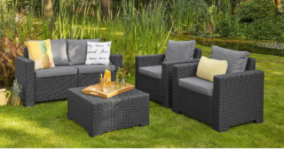 Il divano da giardino California di Keter (Ref. 83614367) in vendita da Leroy Merlin ha la struttura realizzata in resina , che riproduce l'intreccio del rattan naturale, nella raffinata colorazione antracite che lo rende durevole e resistente agli agenti atmosferici e ai raggi UV. È corredato di quattro cuscini sfoderabili in poliestere. Misura L 141 x P 68 x H 71,5 cm. Prezzo 279 euro. www.leroymerlin.it Il divano da giardino California di Keter (Ref. 83614367) in vendita da Leroy Merlin ha la struttura realizzata in resina , che riproduce l'intreccio del rattan naturale, nella raffinata colorazione antracite che lo rende durevole e resistente agli agenti atmosferici e ai raggi UV. È corredato di quattro cuscini sfoderabili in poliestere. Misura L 141 x P 68 x H 71,5 cm. Prezzo 279 euro. www.leroymerlin.it