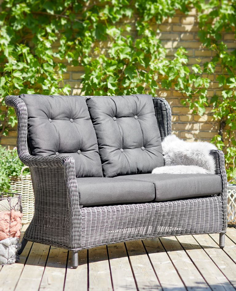 Alluminio e polyrattan per il divano due posti Falkenberg di Jysk che si ispira ai romantici modelli del passato realizzati in fibre naturali. I cuscini di alta qualità anno la fodera in resistente tessuto intrecciato. Misura L 126 x P 80 x H 100 cm. Prezzo 369 euro. www.jysk.it Alluminio e polyrattan per il divano due posti Falkenberg di Jysk che si ispira ai romantici modelli del passato realizzati in fibre naturali. I cuscini di alta qualità anno la fodera in resistente tessuto intrecciato. Misura L 126 x P 80 x H 100 cm. Prezzo 369 euro. www.jysk.it